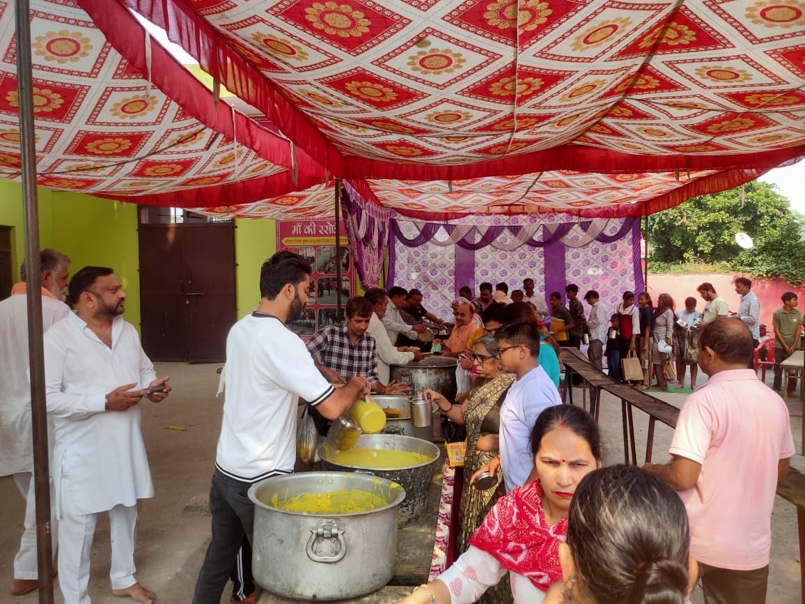 Volunteers serving at a bhandara