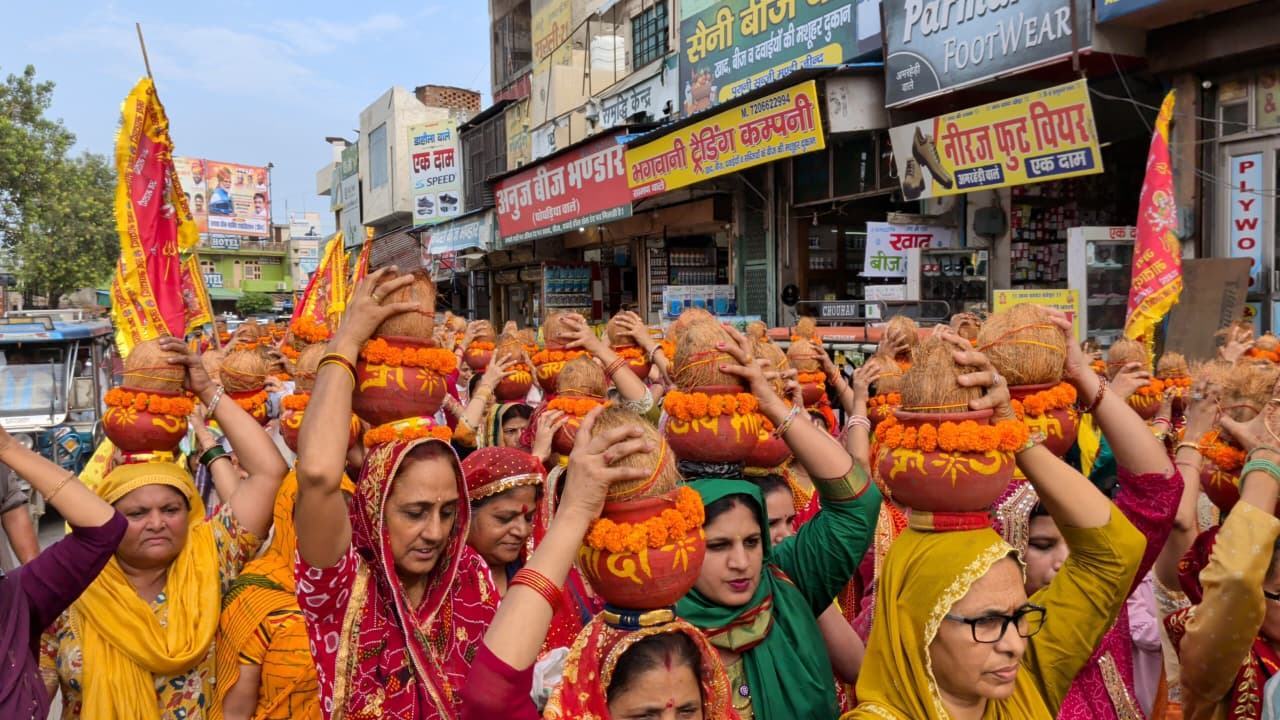 Women carrying kalash in the yatra